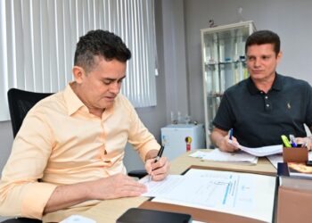 Prefeito de Manaus anuncia reajuste salarial de servidores e unificação de dados