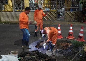 DURANTE A NOITE Prefeitura de Manaus recupera rede de drenagem profunda no bairro Parque 10