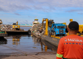 Prefeitura de Manaus realiza quinta operação no ano de transbordo do lixo da orla do rio Negro