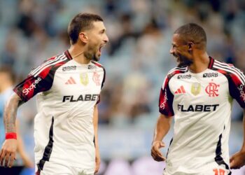 Flamengo vence com brilho de Arrascaeta para assumir ponta do Brasileiro