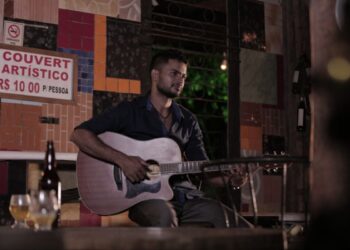 Leandro Negreiros: o talento amazonense, que une inovação e emoção, concorre ao 8º Prêmio Profissionais de Música