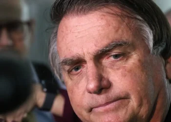 Bolsonaro segue na UTI sem previsão de alta