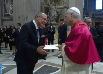 Alckmin entrega ao Papa convite para visitar o Brasil durante a COP30