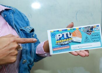 PREFEITO entrega cheques simbólicos do primeiro sorteio da campanha IPTU Premiado 2025