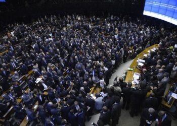 Virou farra: aumento de 18 cadeiras para deputados federais vai custar mais R$ 95 milhões por ano aos cofres públicos