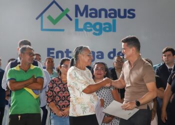 Prefeito David Almeida entrega mais de 400 registros definitivos de imóveis na zona Leste