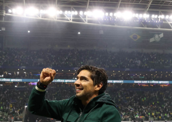 Abel Ferreira renova com Palmeiras até 2027