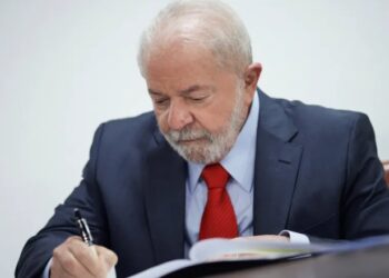 Presidente Lula sanciona aumento de 8% em salários do Judiciário para 2026