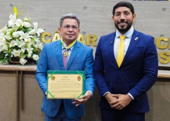 Vereador Dr. Eduardo Assis homenageia o vice-governador Tadeu de Souza com a Medalha de Ouro da Cidade de Manaus