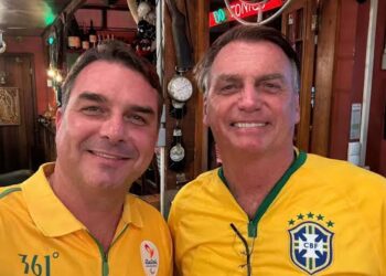 Escalado pelo pai, Flávio Bolsonaro anuncia pré-candidatura