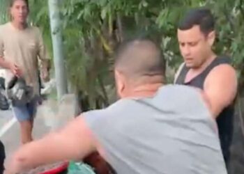 População revoltada clamar  para que bandido seja morto durante espancamento