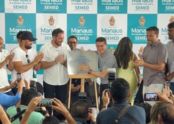 Prefeito David Almeida entrega creche totalmente revitalizada na zona Norte da capital