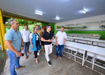 Prefeito David Almeida acaba com burocracia nas escolas com o Proesc e transforma pequenos reparos em política pública que gera emprego nos bairros