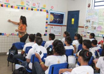 Prefeitura paga bônus de até R$ 4 mil a servidores da educação em Manaus