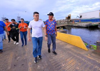 Operação em Manaus retira 350 toneladas de lixo do rio Negro e consolida política ambiental com as 14 ecobarreiras