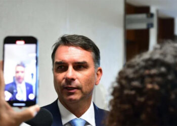Flávio Bolsonaro assume gabinete do pai no PL em gesto simbólico de herança política