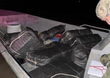 COE apreende mais de 4 toneladas de drogas e arsenal de guerra no rio Solimões