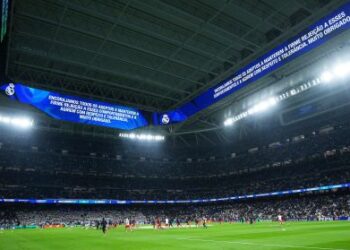 Vini Jr recebe apoio em faixa gigante antes de Real Madrid x Benfica