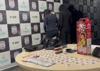 Casal de fogueteiro é preso com drogas durante queima de fogos do CV em Manaus