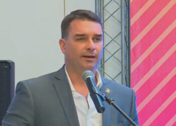 Flávio Bolsonaro apresenta PEC sobre fim da reeleição para presidente da República