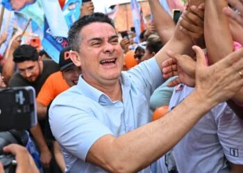 Rejeição de David Almeida diminui após romper com Omar Aziz