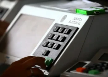 No brasil, onze governadores renunciam ao cargo para disputar eleições de 2026