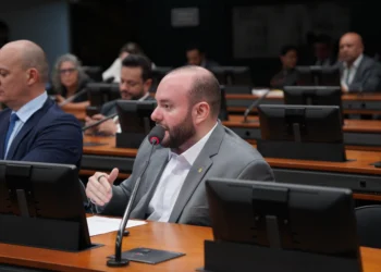 Deputado Fausto Jr. no conselho de ética pede vista de processo e cobra presença de Erika Hilton para se explicar e se retratar diante das mulheres