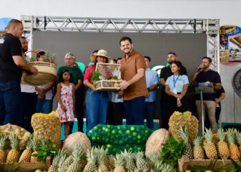 Prefeito Renato Junior entrega oito toneladas de alimentos do PAA e anuncia que vai dobrar investimentos no programa