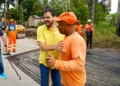 Prefeito Renato Junior fiscaliza serviços no ramal do Brasileirinho e anuncia três semanas de tapa-buracos para recuperar o trecho